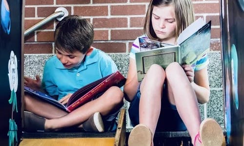 To barn som leser.